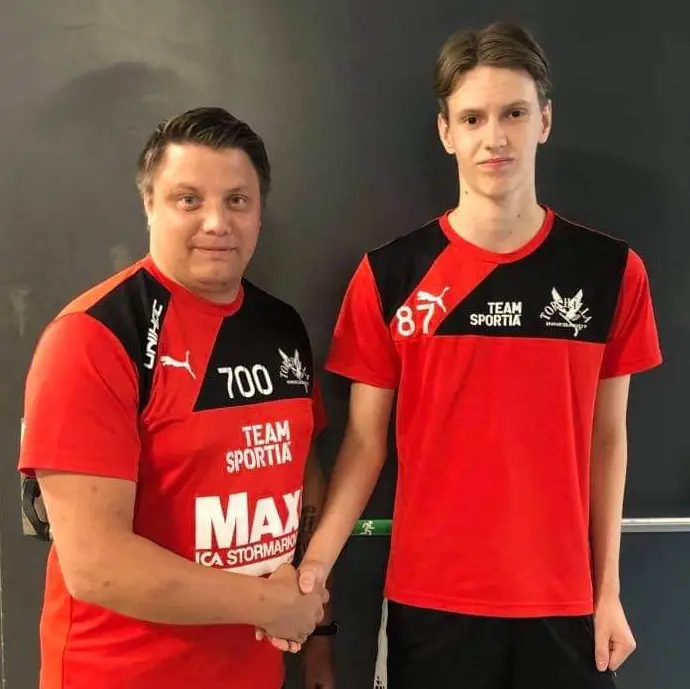 Sportansvarig för A-laget Tommy Nilsson presenterar stolt Albin Pålsson
