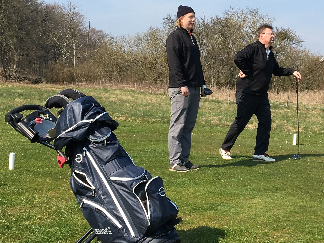André och hans pappa på golfbanan