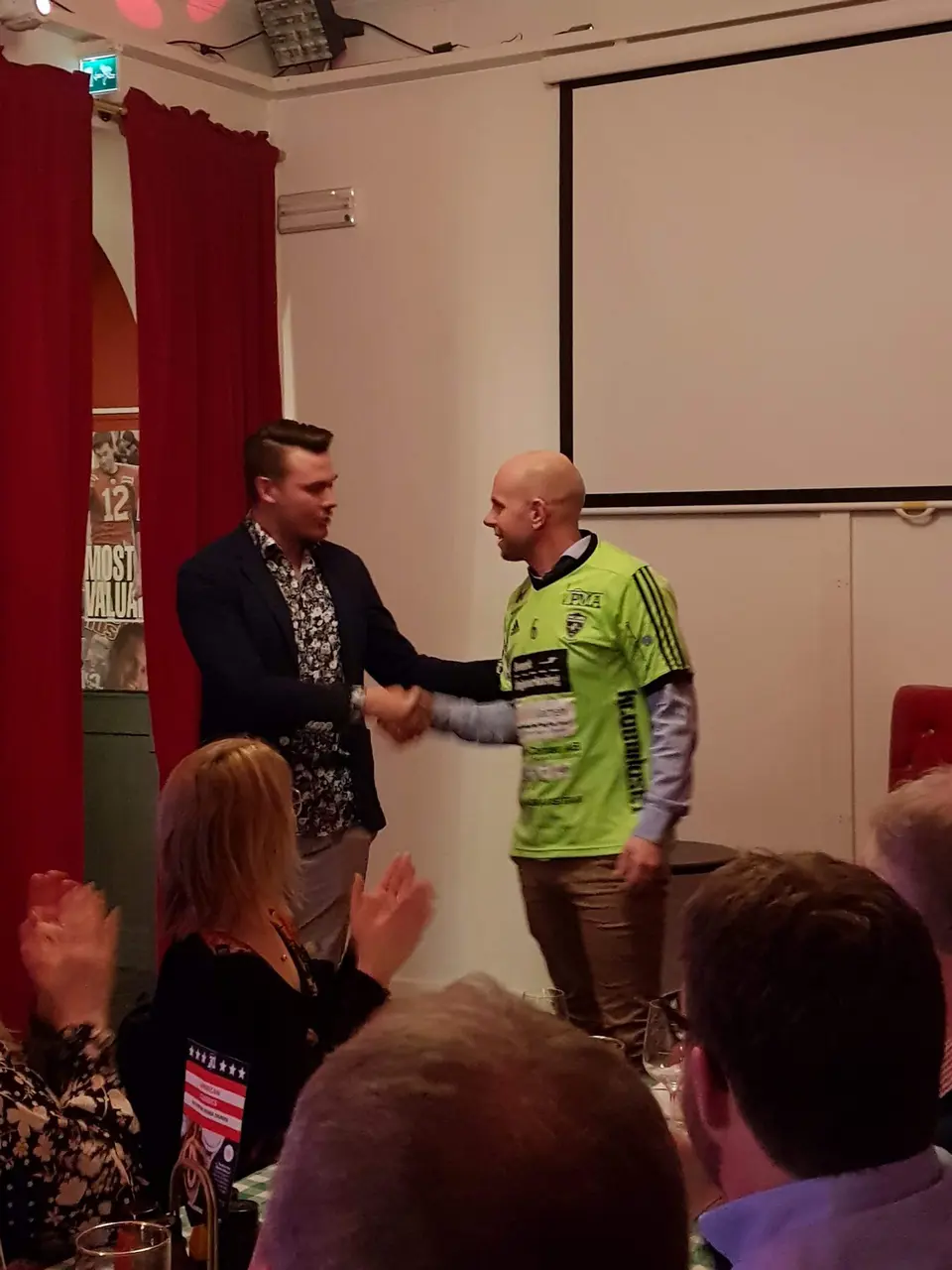 Huvudtränaren Mattias Börjesson hälsar Jimmy Malmgren välkommen hem