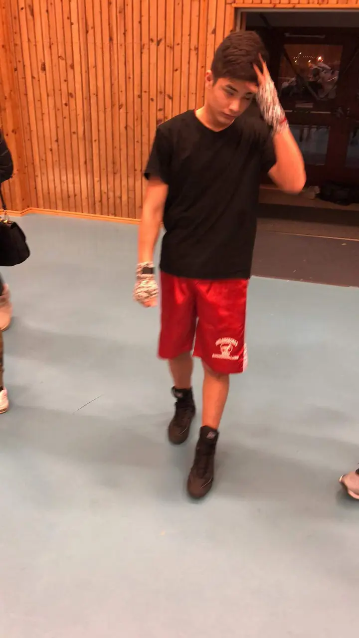 Hannes laddar upp och går in i sin egen bubbla innan finalmatchen.