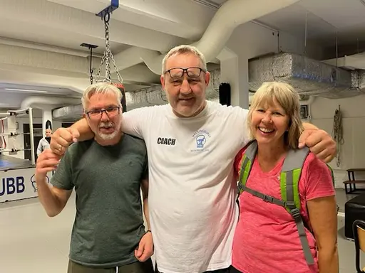 Parkinsongruppens eldsjälar David Löhr och Jeanette Johansson tillsammans med klubbens ordförande och huvudtränare Roger Persson.