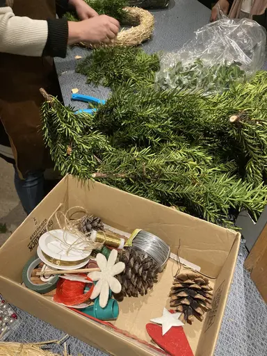 Kranstillverkning för marknad.