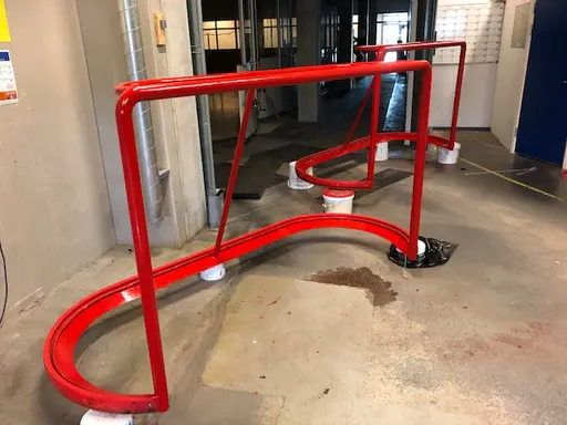 Alla lysrör byts i hallen och målburarna får sig en välbehövlig fräsch färg