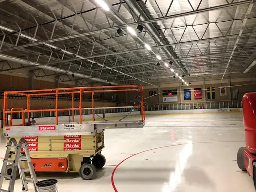 Alla lysrör byts i hallen och målburarna får sig en välbehövlig fräsch färg