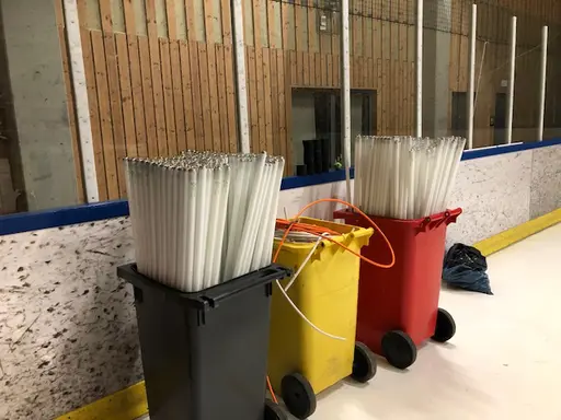 Alla lysrör byts i hallen och målburarna får sig en välbehövlig fräsch färg