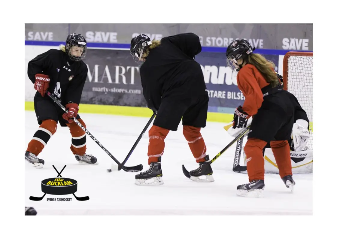 Giantsspelarna Tove Persson (till vänster) och Rebecca Bardeman (i rött) spelar för Skånelaget om Stålbucklan 2017.