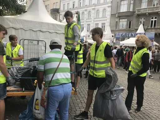 Första dagen av städning på Malmöfestivalen! Pengar tjänas in till laget samtidigt som det är finfin teambuilding!