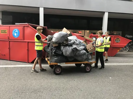 Första dagen av städning på Malmöfestivalen! Pengar tjänas in till laget samtidigt som det är finfin teambuilding!