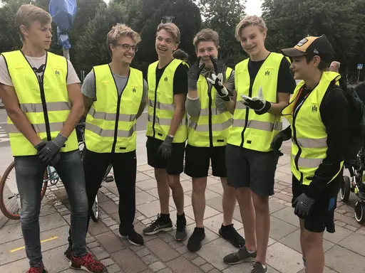 Första dagen av städning på Malmöfestivalen! Pengar tjänas in till laget samtidigt som det är finfin teambuilding!