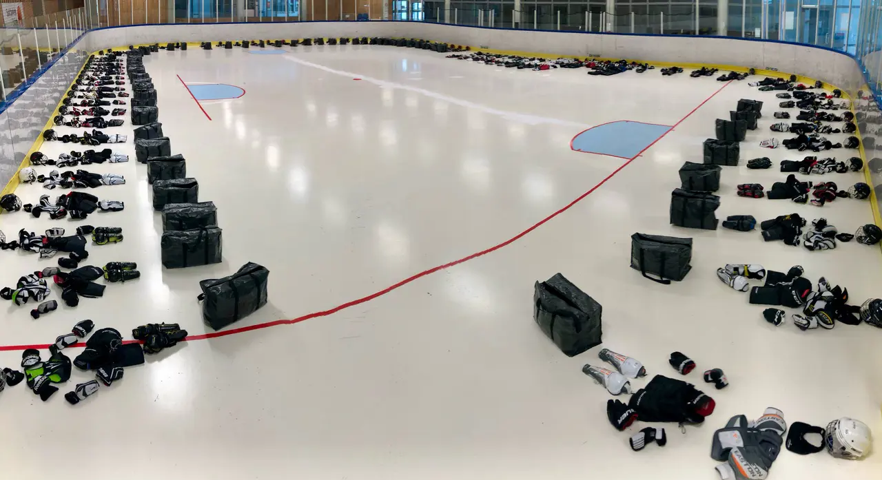 Våra låneutrustningar söker nya spelare. Vi har tvättat vår tidigare utrustning och köpt in nytt för att kunna kitta alla av morgondagens hockeyspelare.