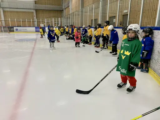 Full fart på hockeyskolan under lördagen