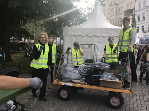 Första dagen av städning på Malmöfestivalen! Pengar tjänas in till laget samtidigt som det är finfin teambuilding!