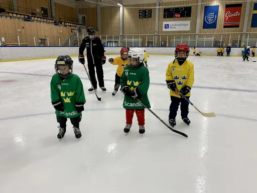 Full fart på hockeyskolan under lördagen
