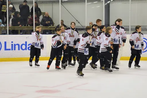 U 15 respektive U14 spelar DM slutspelet. Bilden till vänster från A-ungdom mot Limhamn, bilden till höger från DM finalen 2018 då Lund vann guld.Vi hoppas få se samma scener under DM slutspelet 2019.