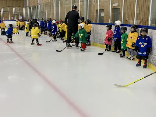 Full fart på hockeyskolan under lördagen