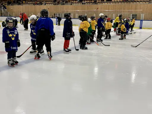 Full fart på hockeyskolan under lördagen