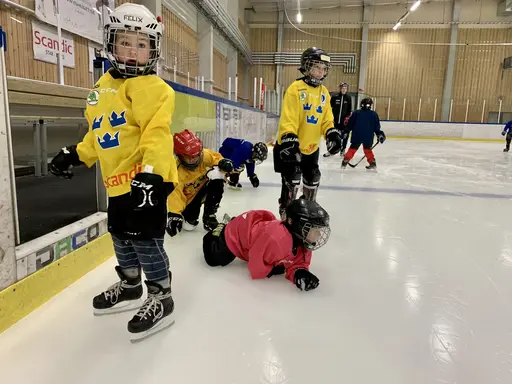 Full fart på hockeyskolan under lördagen