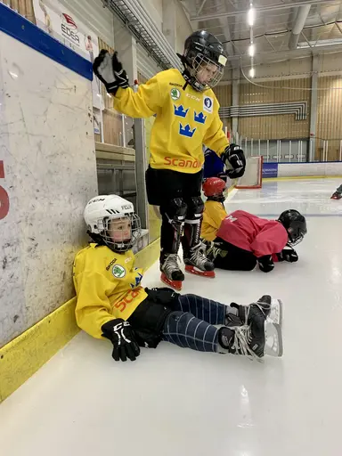 Full fart på hockeyskolan under lördagen