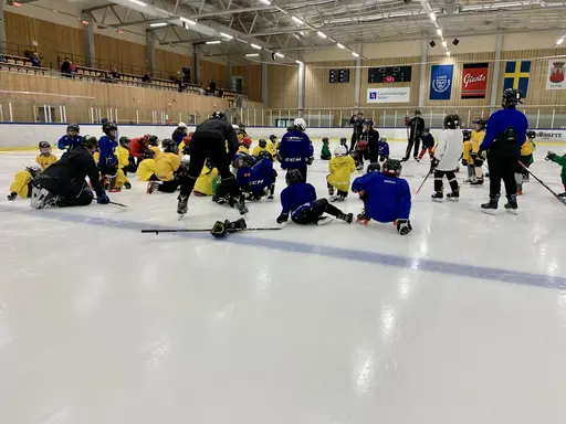 Full fart på hockeyskolan under lördagen