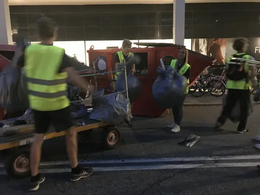Första dagen av städning på Malmöfestivalen! Pengar tjänas in till laget samtidigt som det är finfin teambuilding!