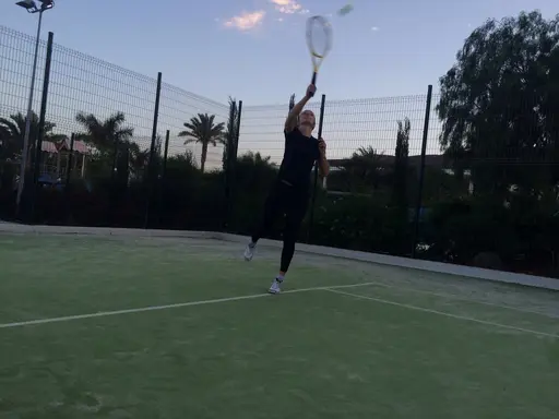 Taijala och Berglind på tennisbanan.
