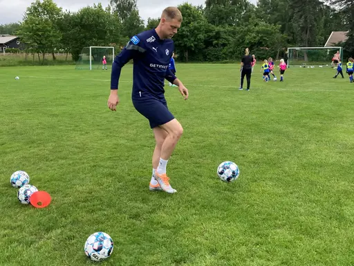 Malkolm Nilsson Säfqvist, till vardags målvakt i HBK, drillar tjejerna i F14/15 i målvaktsspel.