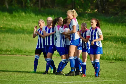 Full fart från Hanna Karlsson från start till slut och hon kramas om av lagkamraterna efter det härliga 1-0 målet