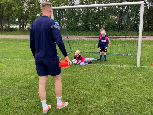 Malkolm Nilsson Säfqvist, till vardags målvakt i HBK, drillar tjejerna i F14/15 i målvaktsspel.