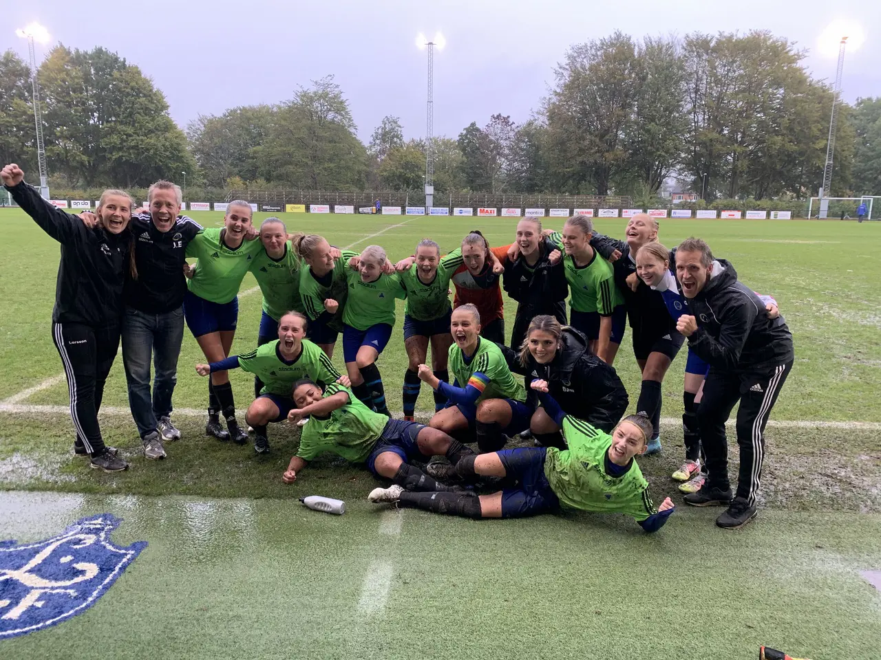 Trötta och blöta men överlyckliga spelare jublar efter matchen.