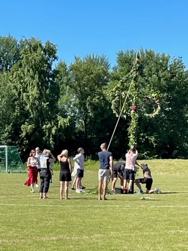 Förberedelser på midsommar morgon. Trubaduren för året th. Rufus Jeppsson.
