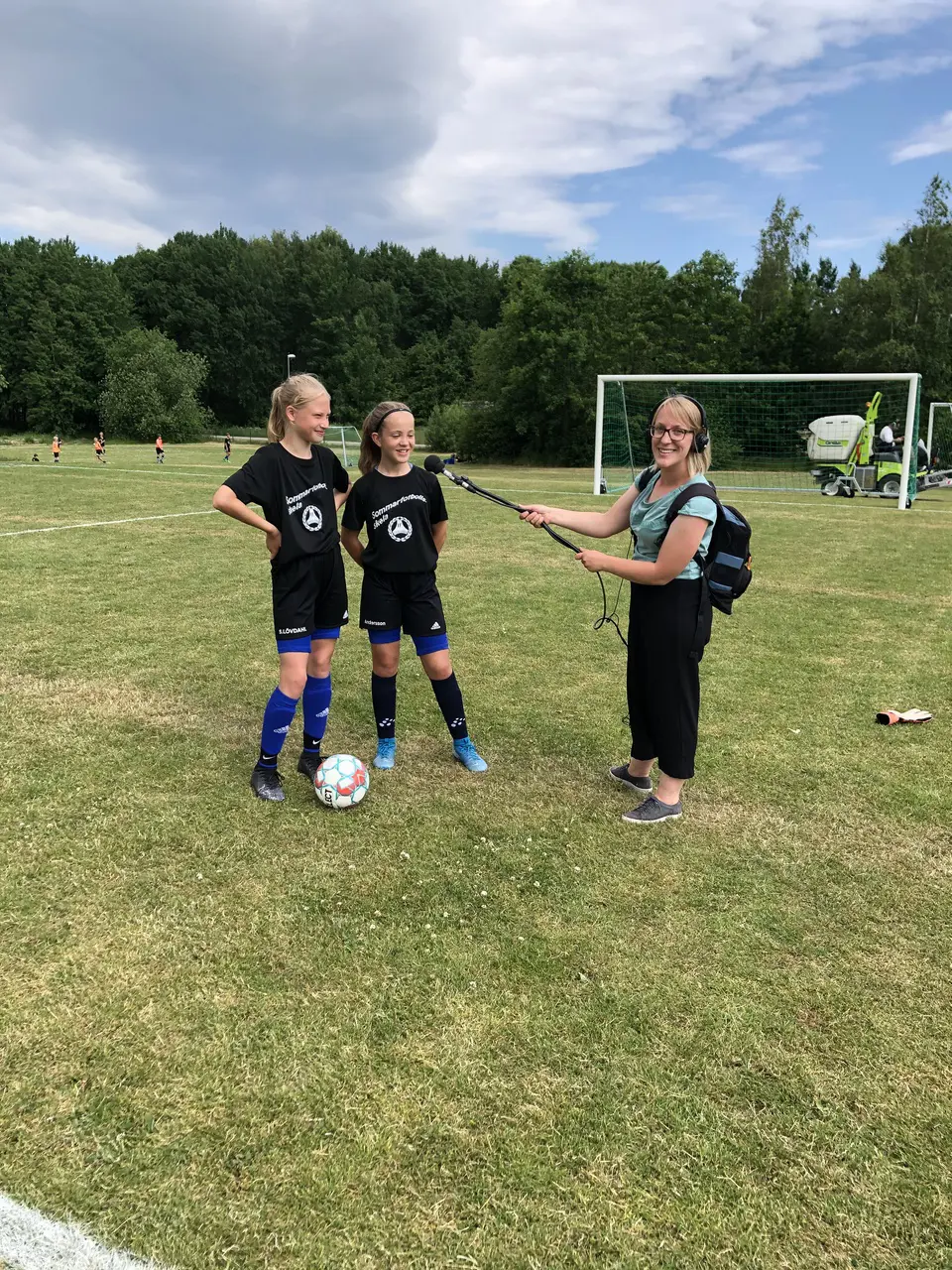 Sara Lövdahl och Alma Andersson från IFC:s F05-07 blir intervjuade av P4 Halland