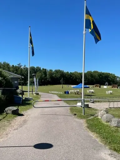 Förberedelser på midsommar morgon. Trubaduren för året th. Rufus Jeppsson.