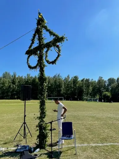 Förberedelser på midsommar morgon. Trubaduren för året th. Rufus Jeppsson.