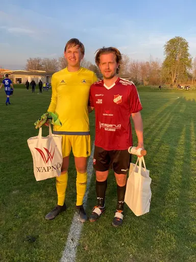 Mitten Matchens lirare, Jakob Persson (IFC), Andreas Lennartsson (Galtabäck). Höger målskytten Filip Andersson.
