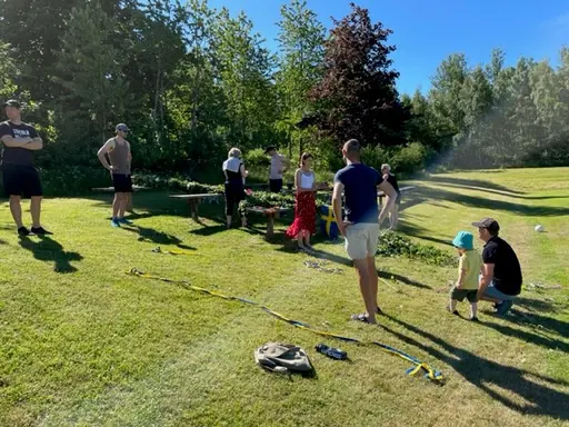 Förberedelser på midsommar morgon. Trubaduren för året th. Rufus Jeppsson.