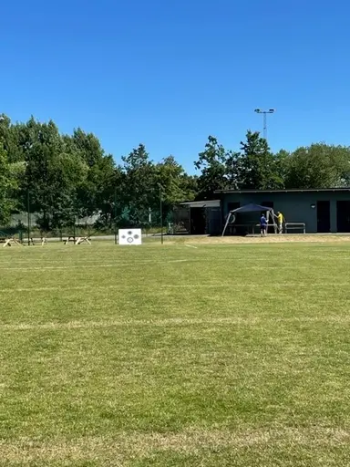 Förberedelser på midsommar morgon. Trubaduren för året th. Rufus Jeppsson.