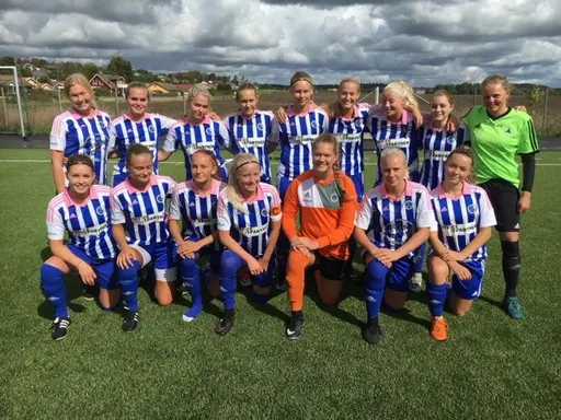 Veckans målgörare Sandra Holm och suveräna F17 som tog hem bucklan som segrare i Korvpojkarna Cup