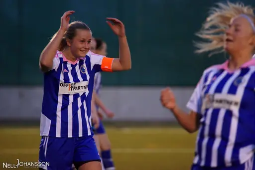 Stor glädje i laget efter seger mot seriekollegan Laholms FK. Foto: Nelli Johansson