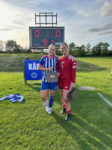 Tv: IFC Dam mot Getinge IF. Th: Matchens lirare, Alma Andersson IFC, Maja Arvehäll Getinge IF.