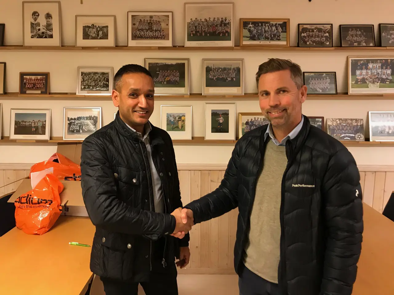 Där satt den! Ordförande Höjman ler sitt bredaste leende när han hälsar Deapen Patel välkommen till föreningen.