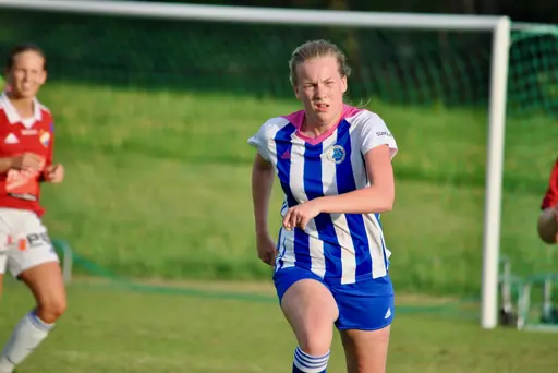 Full fart från Hanna Karlsson från start till slut och hon kramas om av lagkamraterna efter det härliga 1-0 målet