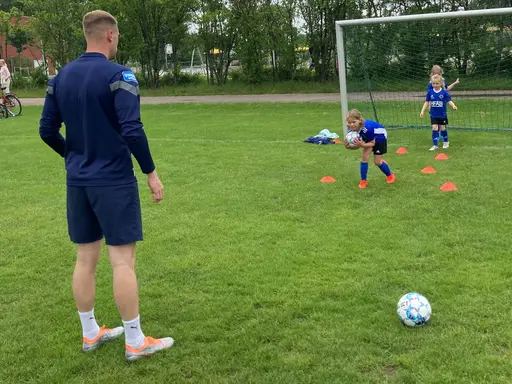 Malkolm Nilsson Säfqvist, till vardags målvakt i HBK, drillar tjejerna i F14/15 i målvaktsspel.
