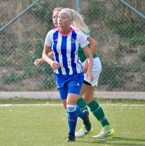 Veckans målgörare Sandra Holm och suveräna F17 som tog hem bucklan som segrare i Korvpojkarna Cup