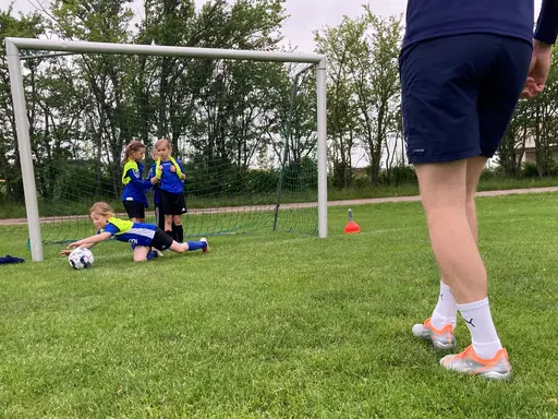 Malkolm Nilsson Säfqvist, till vardags målvakt i HBK, drillar tjejerna i F14/15 i målvaktsspel.