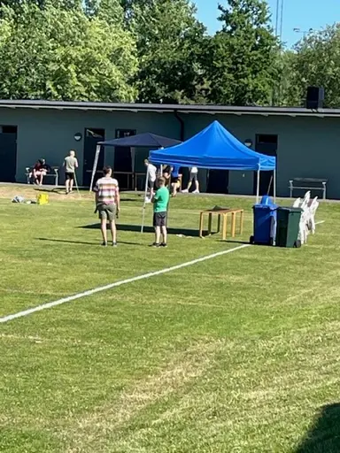 Förberedelser på midsommar morgon. Trubaduren för året th. Rufus Jeppsson.