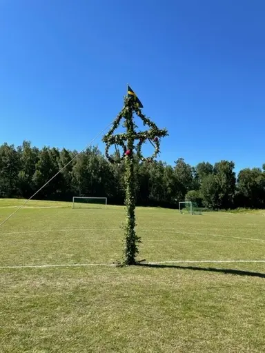 Förberedelser på midsommar morgon. Trubaduren för året th. Rufus Jeppsson.