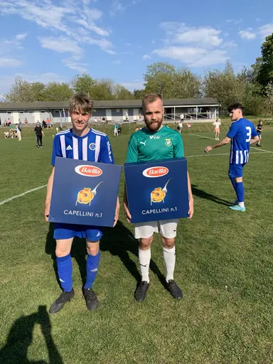 Till höger matchens lirare; Axel Ekström IFC och Jacob Josefsson IS Örnia