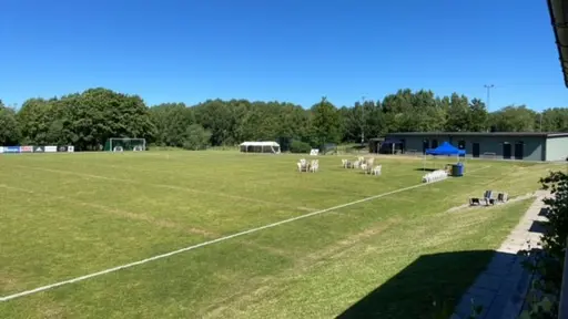 Förberedelser på midsommar morgon. Trubaduren för året th. Rufus Jeppsson.