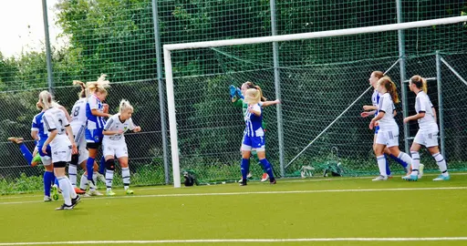 Bilderna från lördagens match i div 2 sydvästra Götaland med mycket kamp och många mål