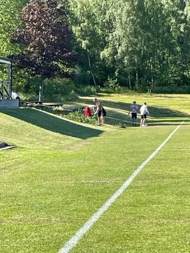 Förberedelser på midsommar morgon. Trubaduren för året th. Rufus Jeppsson.